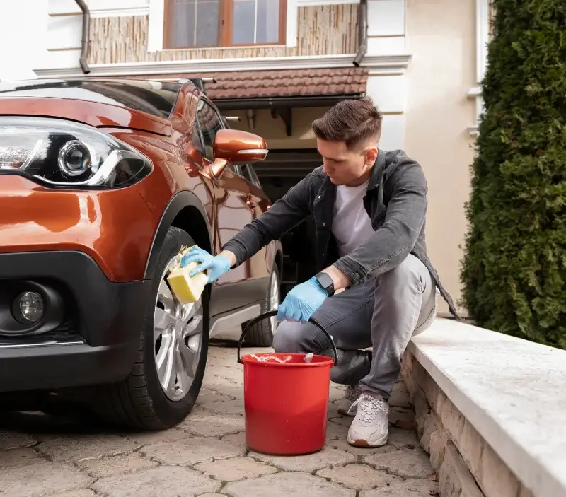 Lavage auto à domicile Aucaleuc : professionnel intervenant sur un véhicule